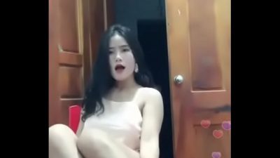 Hot girl cố tình mặc đồ thiếu vải lộ hàng trên livestream